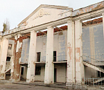 В Астрахани 15-летняя девочка упала с крыши заброшенного здания