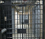 В Астраханской области сотрудник СИЗО вступил с осужденным во внеслужебные отношения