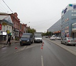 В центре Астрахани грузовик врезался в припаркованную "Газель"