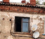 Ахтубинск: сегодня в аварийном двухэтажном доме обрушилась дранка