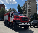 Астраханские спасатели предотвратили беду, вытащив плачущую малышку из заблокированной машины