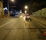 В Астрахани пьяный пешеход упал с тротуара под колеса автомобиля