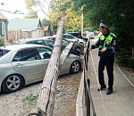 В Астрахани мусоровоз, зацепившись за провода, опрокинул столб на припаркованные машины