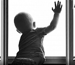 В Астрахани из окон выпали двое детей: один погиб, второй - в больнице