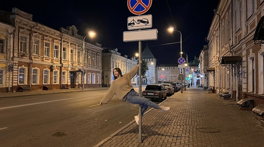 Молодых астраханцев отправили под арест за деструктивные танцы у дорожного знака 
