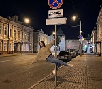 Молодых астраханцев отправили под арест за деструктивные танцы у дорожного знака 