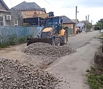 Астраханские грунтовые дороги продолжают подсыпать