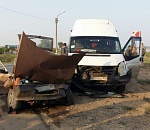 Под Астраханью столкнулись маршрутка и легковушка: 4 пострадавших
