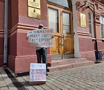 Астраханец под дверьми правительства собирает пожертвования на водопровод для жителей Сабанс-Яра