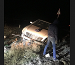 Ночью в Астрахани машина вылетела в кювет