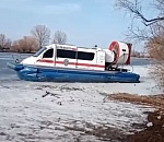 Астраханские спасатели продолжают спасать отрезанных от "большой земли" сельчан: видео