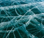 Под Астраханью машина, съехав с парома, провалилась под лед: погибли две женщины