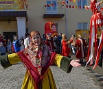 Астраханцев зовут ловить блины штанами и метать валенки