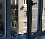 В Астрахани мужчина выпал из окна 5-го этажа и погиб