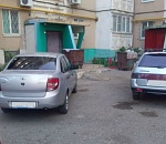 В Астрахани водители перекрывают мусоровозам проезд к контейнерам 