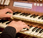 На органный концерт в католический храм юные астраханцы могут сходить за счет государства