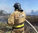 На северной окраине Астрахани с мусорным пожаром разбирались более четырех часов