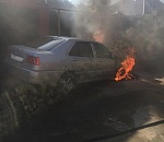 В Астрахани у частного дома вспыхнуло авто