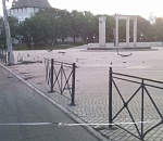 Лихачи на авто протаранили ограждение и чуть не врезались в фонтан на пл. Ленина