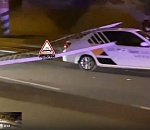 В Астрахани ограждение моста рухнуло на автомобиль