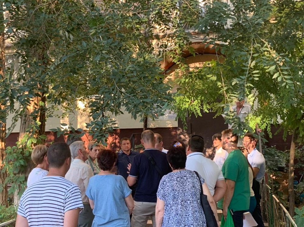 Игорь Седов провел выездное совещание в Военном городке по капитальному ремонту МКД