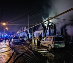 Ночью в центре Астрахани загорелись два дома, есть пострадавшие 