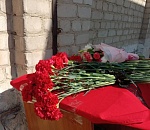 Мать Героя России Алексея Калмыкова, погибшего в СВО, открыла памятную доску в честь сына в Астрахани