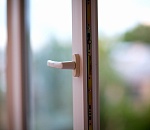 В Астрахани выпала из окна третьего этажа 3-летняя девочка