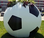 По Астрахани "раскидали" гигантские футбольные мячи