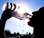 Астраханская полиция раздает на трассе водителям воду