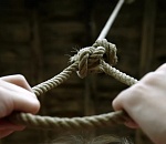 В Астрахани 18-летний парень повесился около дома лучшего друга