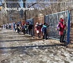 Фото дня: еще никогда знания не давались астраханским школьникам так трудно