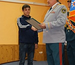 Астраханца, который спас тонущего ребенка, разыскали и наградили