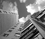 Астраханец вышел на балкон покурить и выпал с восьмого этажа