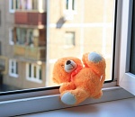 В Астраханской области двухлетний малыш выпал из окна