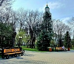 Лавочки возвращаются после реставрации в астраханские скверы