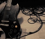 В Астрахани из-за долгов участника рок-группы музыканты остались без электрогитар