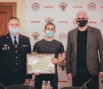 Астраханского студента наградили за бдительность: он вызвал полицию, заметив на улице человека с оружием