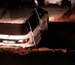 Под Астраханью автомобиль повис над водой между паромом и берегом