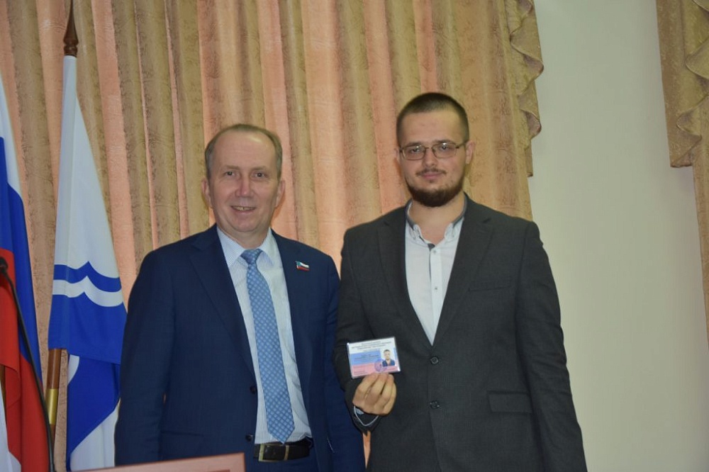 Игорь Седов вручил удостоверения молодым законодателям первого созыва