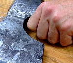 Астраханец едва не убил топором соседа, помешавшего застолью