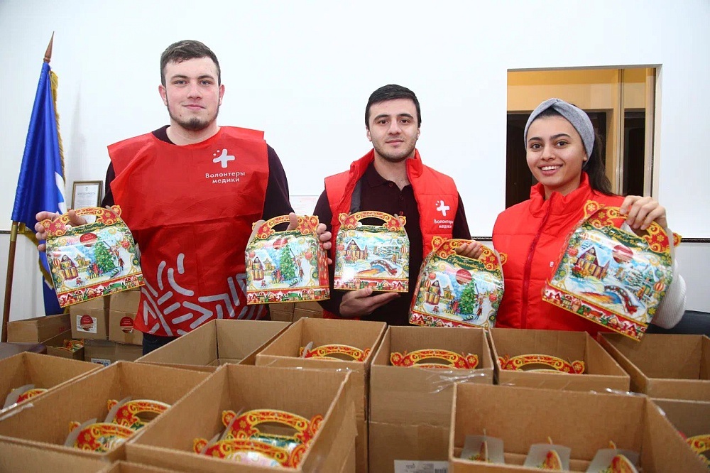 Леонид Огуль передал детям ЛНР 400 сладких подарков