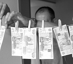 Двое мужчин купили фальшивые деньги и приехали их тратить в Астрахань