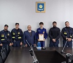 В Астрахани наградили подростка, спасшего человека на улице