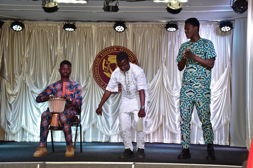 Африканские студенты сошлись в музыкальном баттле с фольклористами в Астрахани