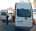 В центре Астрахани водители двух маршруток выясняли отношения с выбиванием автобусного стекла