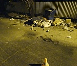 В Астрахани иномарка врезалась в мусорник: водитель получил переломы