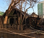 Рано утром в Астрахани сгорел одноэтажный дом, погиб молодой парень