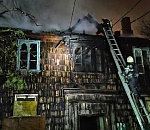 Поздно вечером в Астрахани горел двухэтажный жилой дом, погиб мужчина