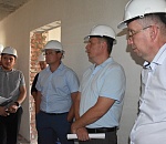 Депутаты гордумы Астрахани выяснили, когда достроят дом для переселенцев из аварийного жилья